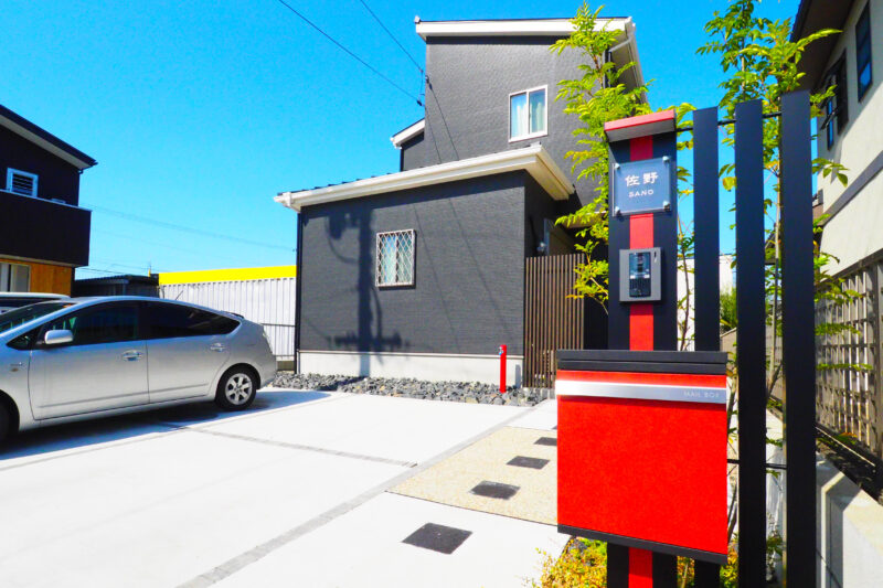 差し色で魅せるシンプルモダンな外構　愛知県清須市